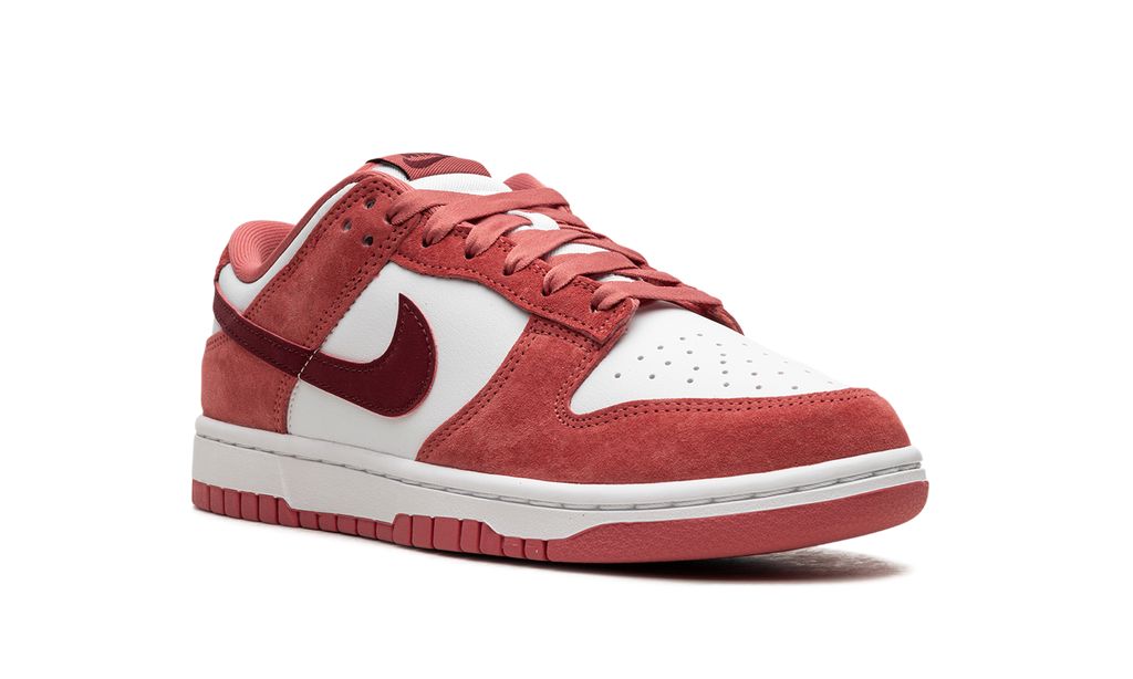 NK SB Dunk Low Valentines Day (2024)
