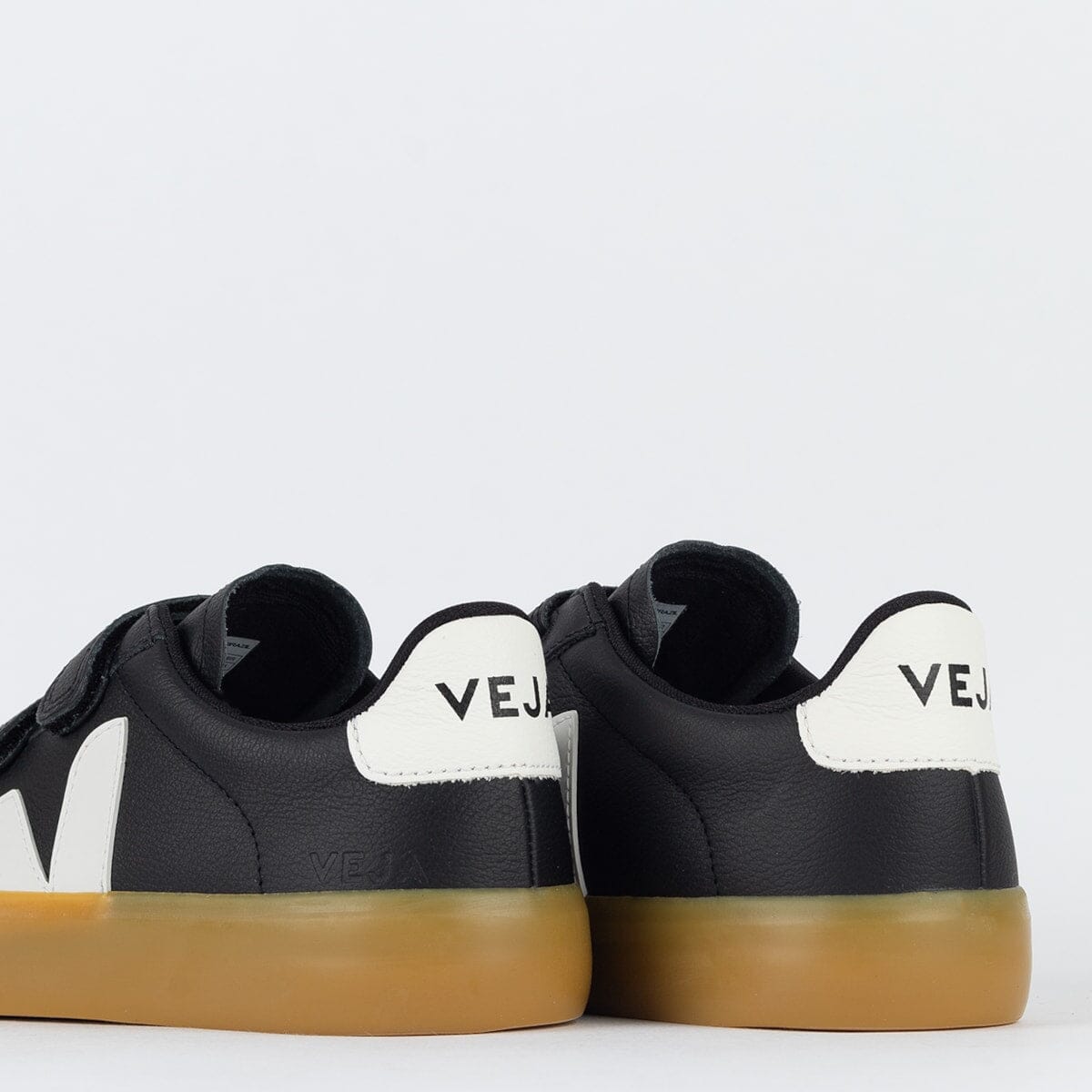 Chaussures V en cuir sans chrome avec logo noir et blanc