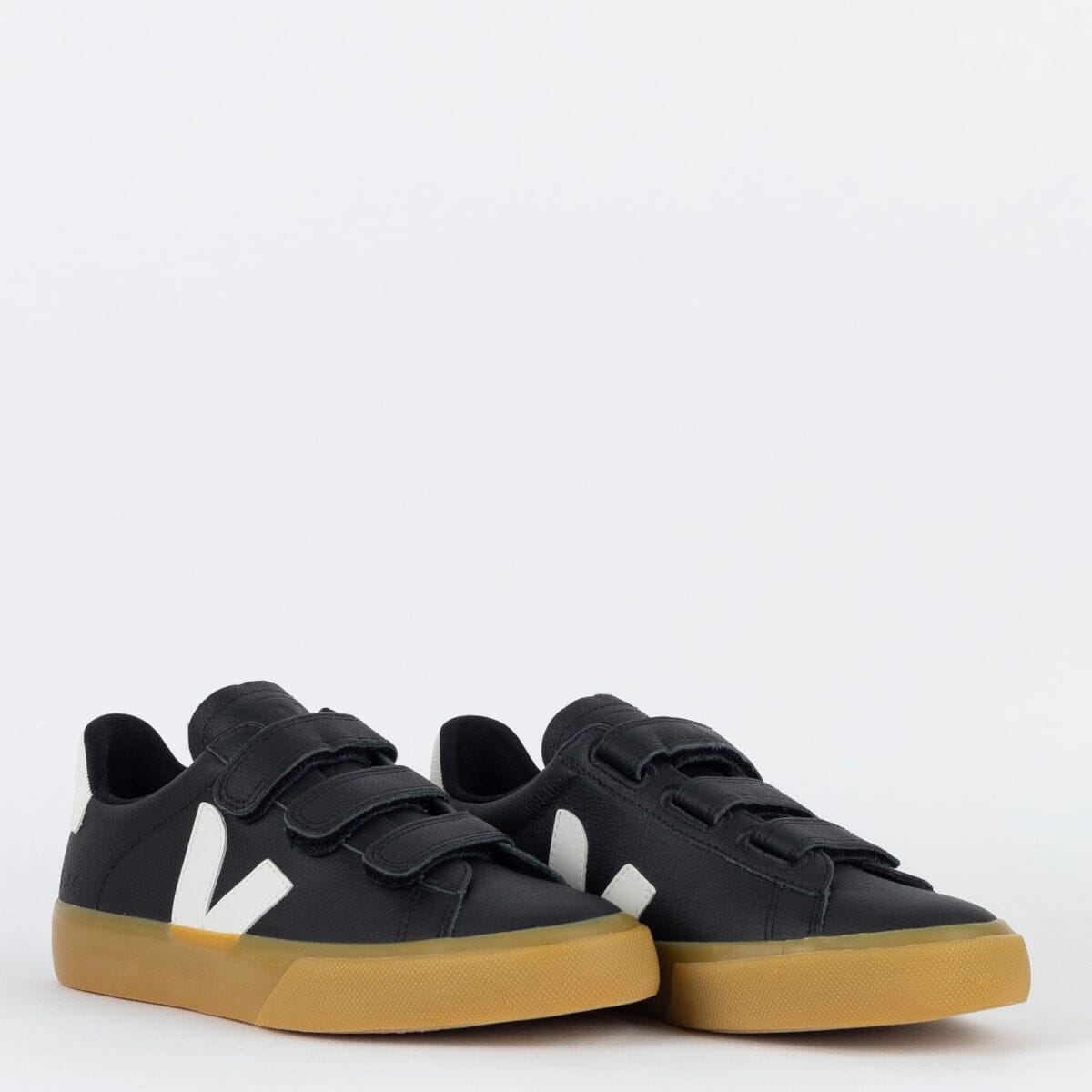 Chaussures V en cuir sans chrome avec logo noir et blanc
