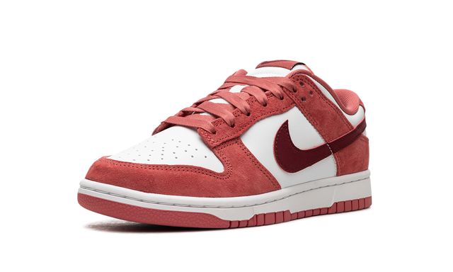 NK SB Dunk Low Valentines Day (2024)